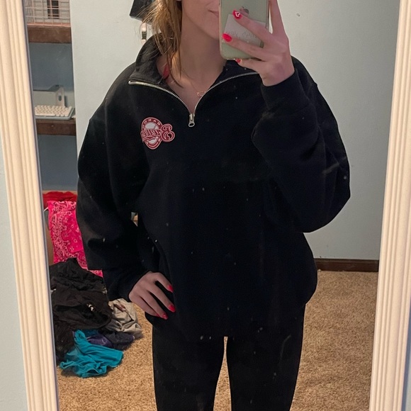 super cute sweatshirt!! Black and half zip, it says “brewers” on red label - Picture 2 of 3